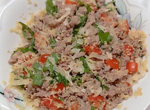 Foto di Cous cous estivo con carne tritata,pomodorini, rucola e scaglie di parmigiano