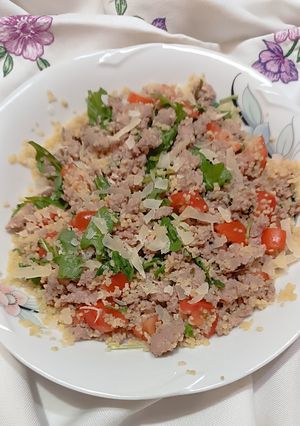 Foto di Cous cous estivo con carne tritata,pomodorini, rucola e scaglie di parmigiano