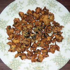 A picture of Spring Onion Pakoda (Pakora).
