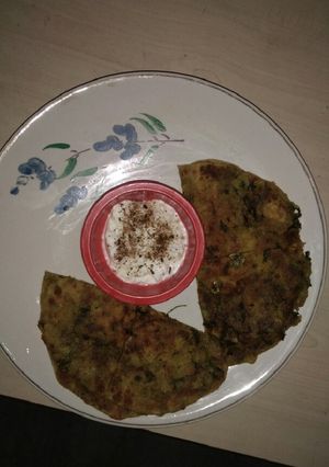 A picture of Paratha stuffed with bathua aaloo.