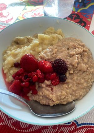 Una foto de Avena con plátano y frutos rojos