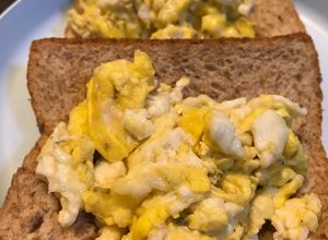 Gambar Sarapan: Scrambled Eggs with Mozzarella Cheese