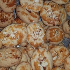 A picture of Khasta naan khatae.