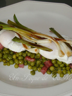 Una foto de Huevos escalfados con cama de guisantes con jamón