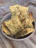 Crackers integrali con fiocchi di avena, semi oleaginosi e farina di mais