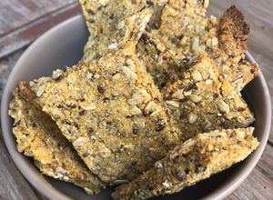 Foto di Crackers integrali con fiocchi di avena, semi oleaginosi e farina di mais