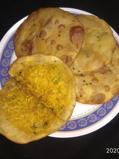 ककड़ी की स्टफ पूरी (Kakdi ki stuffed puri recipe in Hindi) रेसिपी मुख्य फोटो