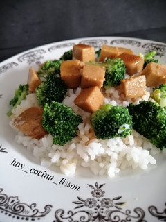 Una foto de Arroz con brócoli y seitán