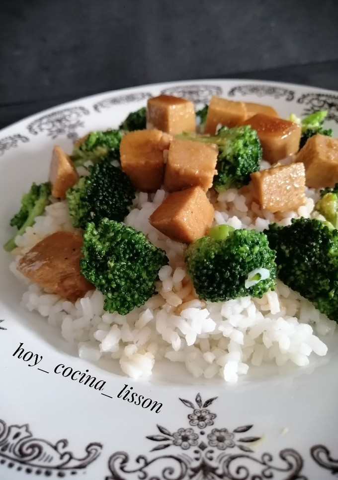 Una foto de Arroz con brócoli y seitán