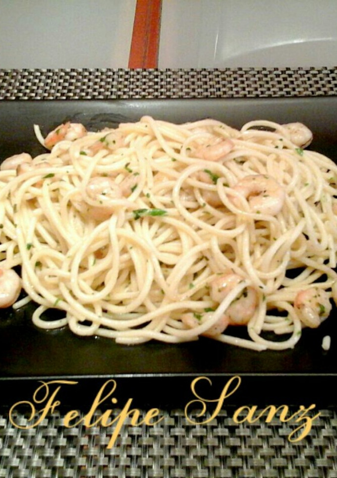 Una foto de Espaguetis con gambas al ajillo