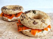Una foto de bagels de salmón