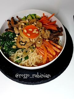 Foto di Jeonju bibimbap (Riso bianco con verdure e carne di manzo) Jeolla-Do