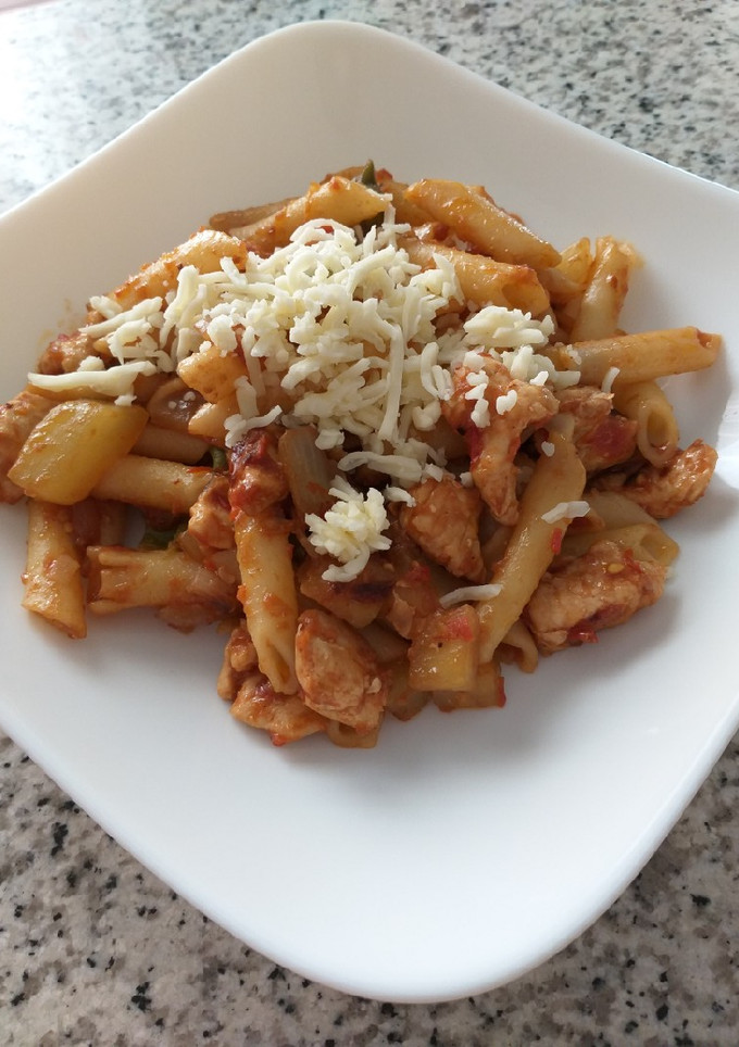Una foto de Macarrones de la huerta con pollo