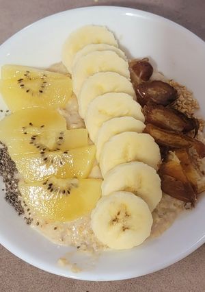 صورة لوصفة عصيدة الشوفان بالحليب والفواكه 🥣🥣
