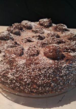 Una foto de Torta de dos cítricos y jengibre decorada con dulce de leche y pera, ganache de chocolate
