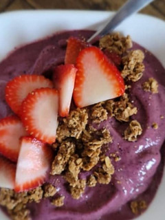 Foto de Açaí com Granola e Morangos