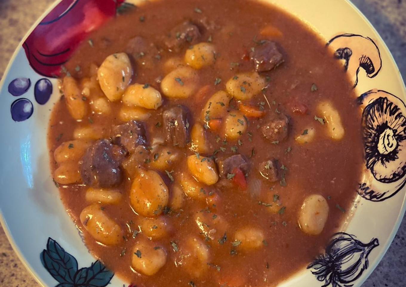 Gnocchi con carne guisada