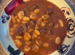 Una foto de Gnocchi con carne guisada