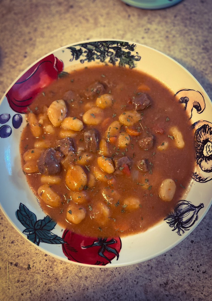 Una foto de Gnocchi con carne guisada