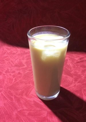 Una foto de Una refrescante bebida de mango con coco