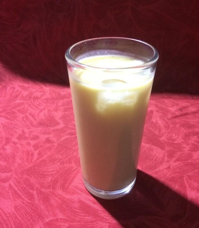 Una foto de Una refrescante bebida de mango con coco