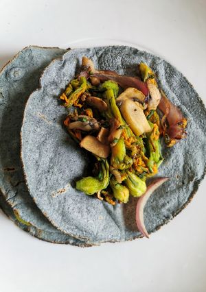 Una foto de Quesadillas de flor de calabaza con hongos