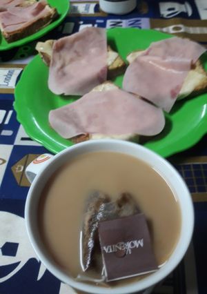 Una foto de Desayuno para arrancar el día. Proteínas, carbohidratos y un buen café