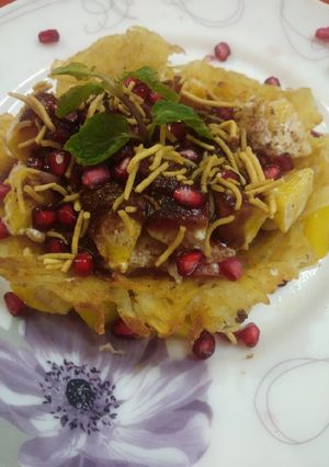 A picture of Potato basket chaat.