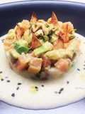 Crema di sedano rapa con tartare di salmone, avocado, pistacchi e chips di sedano rapa