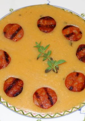 Una foto de Crema de arvejas amarillas con chorizo