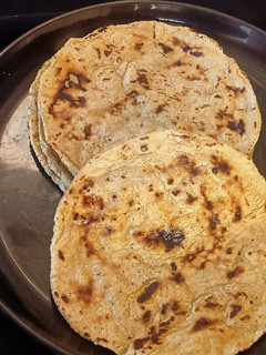 બાજરી ની રોટલી (Bajri Rotli Recipe In Gujarati) રેસીપી મુખ્ય ફોટો