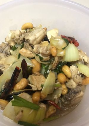 รูปของ ไก่ผัดเม็ดมะม่วงหินมะพาน
