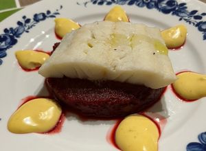 Foto di Merluzzo al vapore su rapa rossa e maionese alla liquirizia