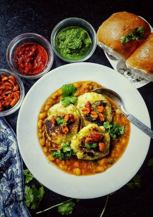રગડા પેટીસ (Ragda Pattice Recipe In Gujarati) રેસીપી મુખ્ય ફોટો