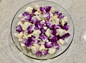 Una foto de Ensalada bicolor de coliflores crudas