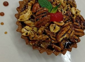Una foto de Tarta de frutas y crema pastelera (vegana)🌰🥜🥥🥧