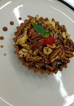 Una foto de Tarta de frutas y crema pastelera (vegana)🌰🥜🥥🥧