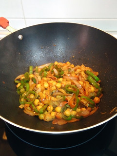 Una foto de Salteado estilo oriental de garbanzos con surimi en wok