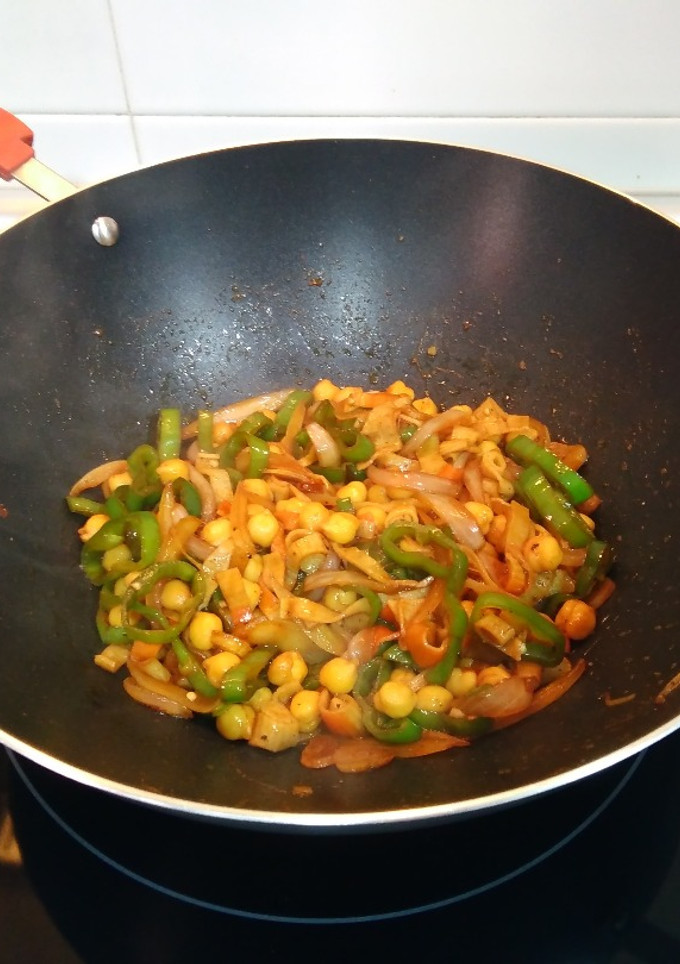 Una foto de Salteado estilo oriental de garbanzos con surimi en wok