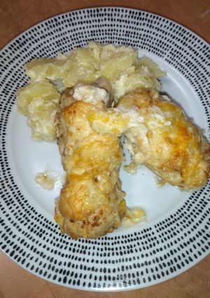 Una foto de Rollitos de Pechuga de Pollo Rellenos de Jamón y Queso con Patatas a la Nata