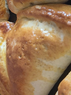 Una foto de Empanada de carne con masa dulce