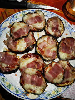 Una foto de Mini pizzas berenjena
