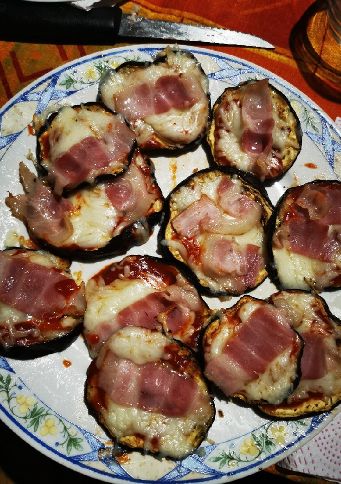 Una foto de Mini pizzas berenjena