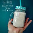 Batido de plátano yogur y sésamo