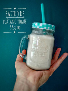 Una foto de Batido de plátano yogur y sésamo