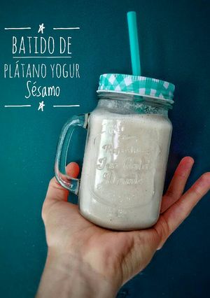 Una foto de Batido de plátano yogur y sésamo