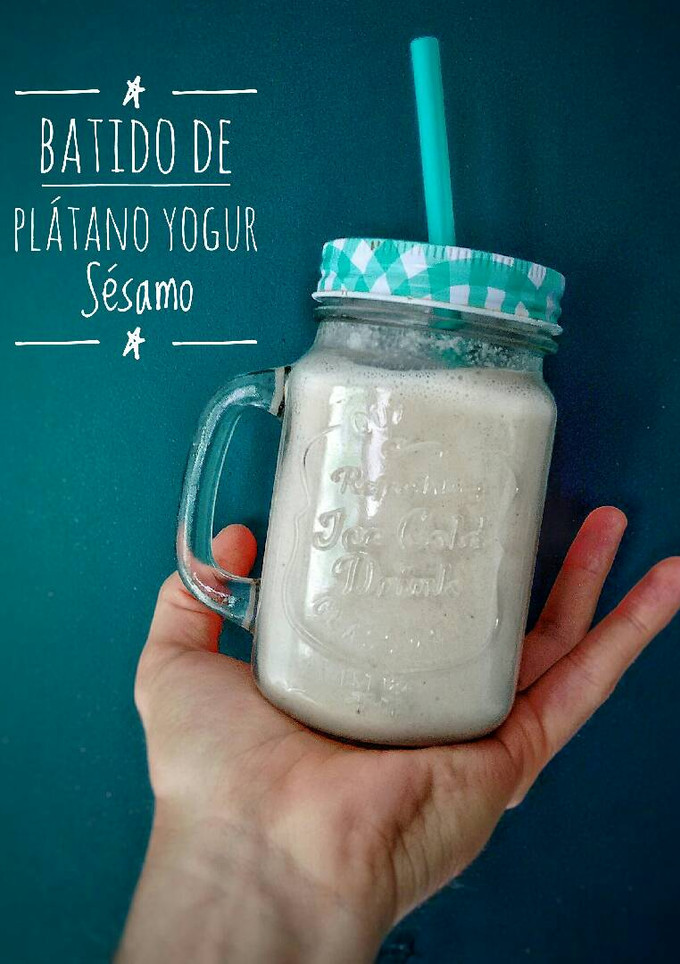 Una foto de Batido de plátano yogur y sésamo