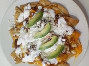 Una foto de nachos con aguacate