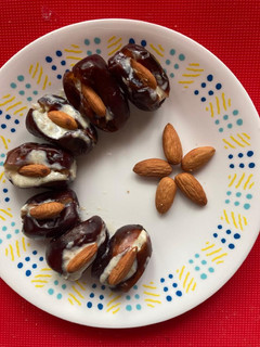 A picture of Stuffed Date with almonds.