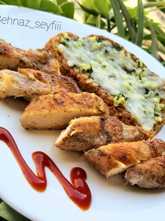 عکسی از دستور نان سیر فوری با فیله مرغ گریل شده